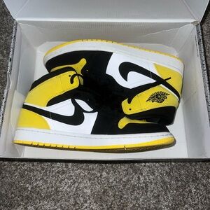 Jordan 1 mid yellow toe